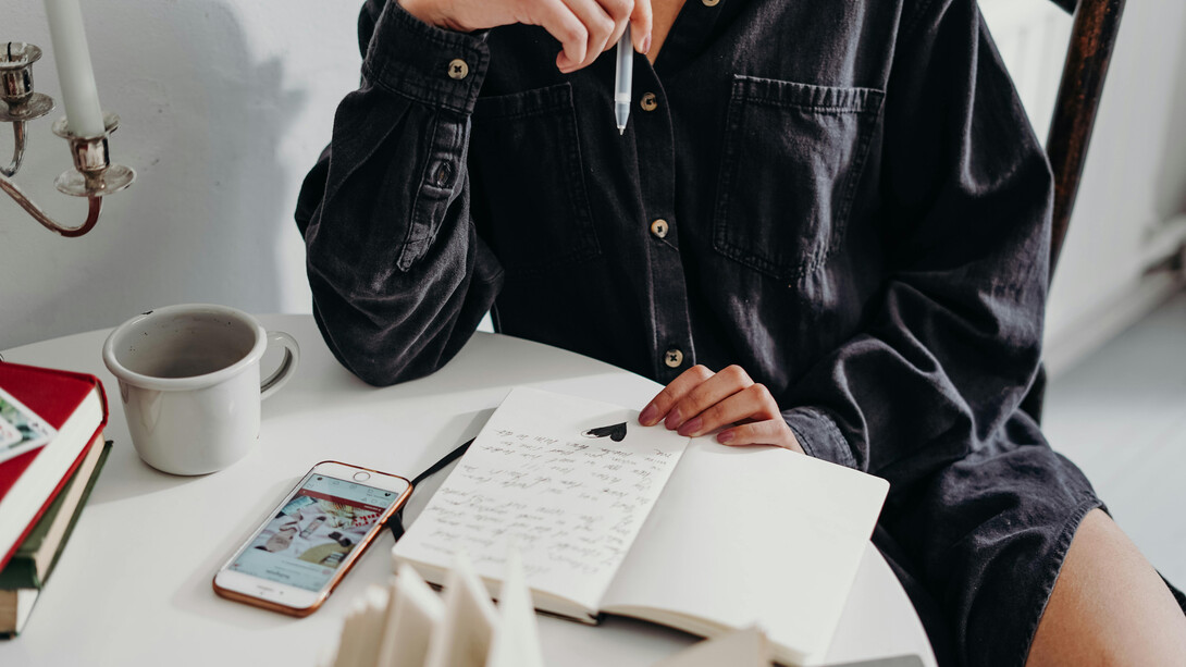 A escrita terapêutica é uma ferramenta poderosa para o autoconhecimento e o bem-estar. Ao registrar pensamentos e sentimentos, você se torna um observador imparcial da própria vida, obtendo clareza e alívio emocional. Descubra como essa prática pode transformar sua rotina e melhorar sua saúde mental
