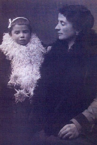 La nonna tiene in braccio la mia mamma Nena (il nonno la chiamava Nennè). La somiglianza della nonna con Mizzi è impressionante.