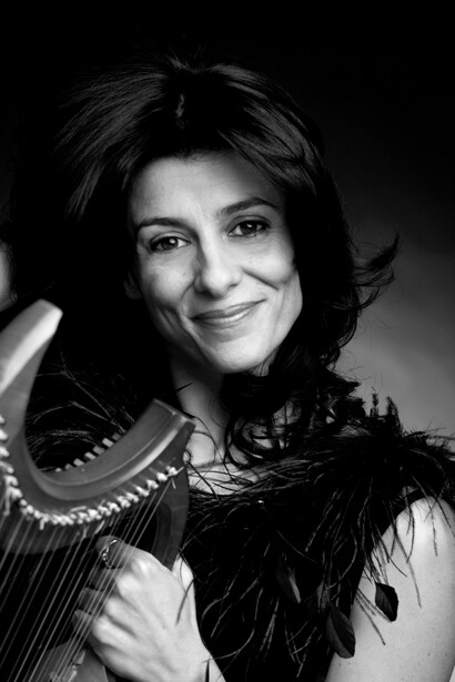 Patrizia Bovi ritratta da Roberto Vaccai. Nel 2004, con Micrologus, è stata l’artista in residenza per il Flanders Festival-di Anversa: Laus Polyphoniae 2004 progettando e dirigendo “Festa Fiorentina….per contar di frottole”