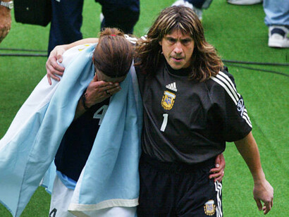 Germán «El Mono» Burgos consuela a Mauricio Pochettino luego de la eliminacion de Argentina en fase de grupos en el Mundial 2002