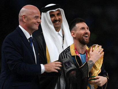 Ceremonia de premiación del Mundial de Catar, 2022, de izquierda a derecha: el emir de Catar, Tamim bin Hamad Al Thani, y el presidente de la FIFA, Gianni Infantino, y Lionel Messi, capitán del equipo argentino