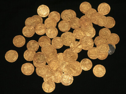 Acaso intuyendo mi decepción y fatiga, una madrugada al despertar como siempre, vi al «hombre» de pie, pero ahora junto a mi cabecera y ¡comenzó a hablar en cuanto lo vi!