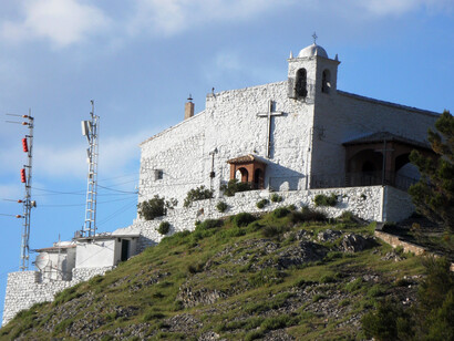 La romería es una fiesta que mezcla lo religioso con lo cultural, y que representa un reflejo de la identidad andaluza, marcada por la devoción, la música, el baile y el espíritu de comunidad. Ermita Virgen de la Cabeza, Sierra de Andújar. Andalucía, España