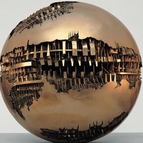 Arnaldo Pomodoro, Sfera n. 1, 1963 bronzo, ø 120 cm (foto Aurelio Barbareschi). Courtesy of Palazzo Reale
