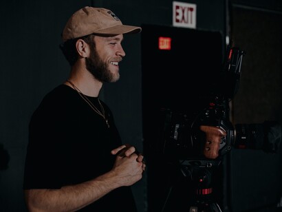 Camarógrafo filma a cena