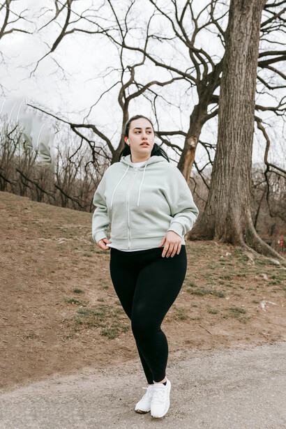 Una mujer entrenando. Alternar entre distintas actividades físicas puede ayudar mantener la motivación por el ejercicio