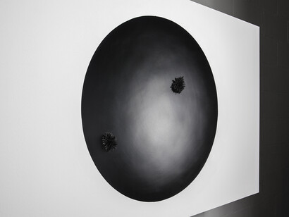 Sungfeel Yun, Looking at The real world from within The real world 23, 2014, Aluminium, Magnets, Motor, Action sensor, Iron powder, 244 x 41 x 90 cm