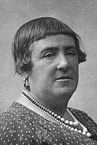 La gallega Aurora Rodríguez Carballeira, madre de Hildegart, madre quiso plasmar en la concepción y formación de su hija el modelo de la mujer del futuro, pero ante la intención de Hildegart de seguir su propio camino («El escultor, tras descubrir la más mínima imperfección en su obra, la destruye», dijo en el juicio), la asesinó