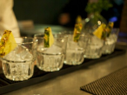 Preparação do dink tradicional peruano, o Pisco Sour. No dia seguinte, num almoço, começo a relatar como foi a minha primeira experiência com a culinária peruana há mais de vinte anos. Comento que saí para jantar com alguns amigos e disse que gostaria de experimentar a comida peruana. Então, solicitaram um Pisco Sour de drink e Ceviche para compartilhar de entrada. Me apaixonei! 