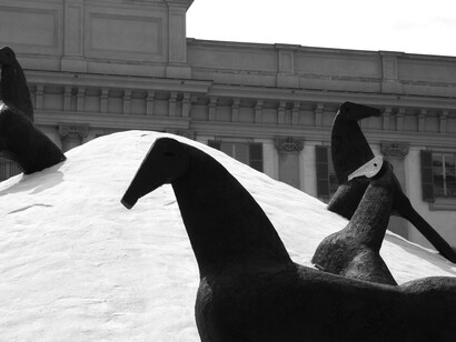 Domenico Paladino, Montagna di Sale (2011), installazione collocata di fronte al Palazzo Reale di Milano, Italia