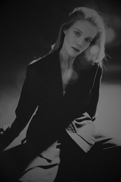 Modelo veste blazer preto e calça de alfaiataria