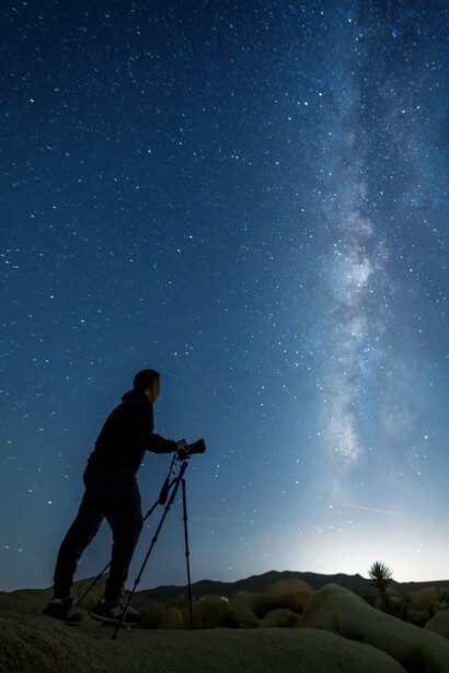 Fotógrafo capturando la noche estrellada. Muchos planes no se cumplen, quedan como buenos deseos, ideales o sueños