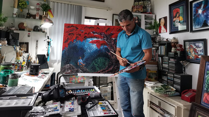 Franklin Mata Piedra en su estudio