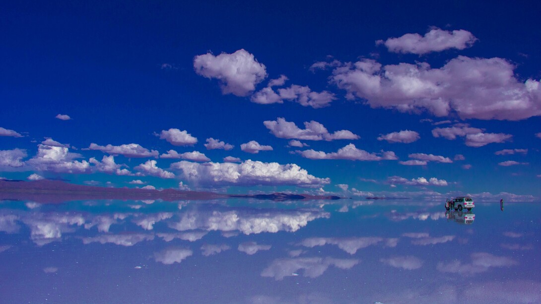 Il Salar de Uyuni, in Bolivia, è la più grande distesa salata del mondo, estendendosi per oltre 10.000 km²