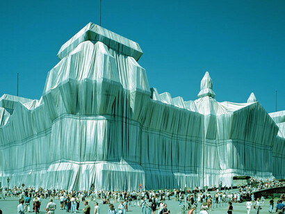 Reichstag. Courtesy of Christo and Jeanne-Claude. Photography: Wolfgang Volz © 1969-2018 Christo