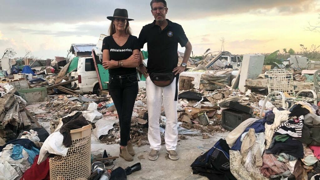Misión de Empoderamiento Global de India Hicks (India Amanda Carolina Hicks) es nieta de Louis Mountbatten (último virrey de la India), hija del reconocido decorador David Nightingale Hicks y de Lady Pamela Mountbatten (dama de compañía de la Reina Isabel II); además, es ahijada y pariente del rey Carlos III del Reino Unido... continuando con la ironía del título