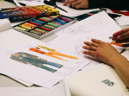 Diseñadores de moda: existen pódcast dedicados a la historia que hay detrás de cada estilo, así como qué tendencias están de moda y por qué