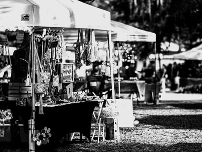 Hicieron carpas de la nada misma en la calle. Tienen colores como azules y hasta se pueden guardar equipos de grabación adentro, pero no se sabe cuánto van a durar ahí