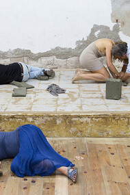 Virginia Zanetti, Studio quarto per l'estasi nel paesaggio/ Poggiare i piedi dentro l'anima, performance, Dino Morra arte contemporanea, Napoli, 2015, ph Danilo Donzelli
