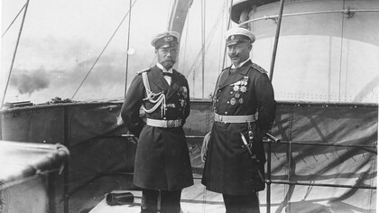 Zar Nikolaus II. und Kaiser Wilhelm II. auf der Kommandobrücke der SMS Deutschland (1907)