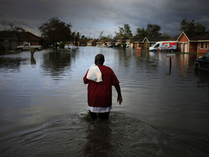 Un residente camina a través de las inundaciones que dejó el huracán Ida en LaPlace, Luisiana, el 30 de agosto. Fotógrafo: Luke Sharrett/Bloomberg