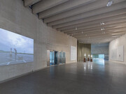 Varios artistas, Así como suceden las cosas, también nada sucede, vista de exhibición. Cortesía del MUSAC