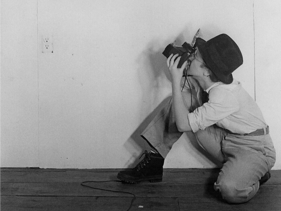 Cindy Sherman, “Untitled (The Press)”, from the series “Murder Mistery People”, 1976/2000, b/w photograph, cm. 25,4 x 20,3. Courtesy the artist and Studio Guenzani Milano 