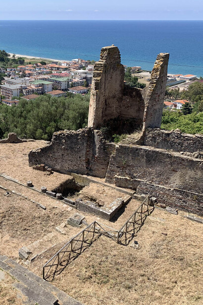 Velia es una antigua ciudad en la Campania, Italia, y una parte de Ascea. Fue fundada originalmente como Elea