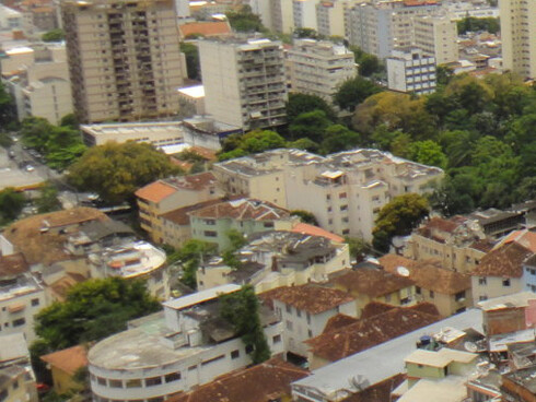 Las desigualdades de riqueza y poder siempre se han justificado sobre la base de un mercado económico supuestamente meritocrático que distribuye recompensas de acuerdo a la capacidad y el esfuerzo. Favela Santa Marta, en el cerro Dona Marta, en la zona sur de Río de Janeiro, Botafogo