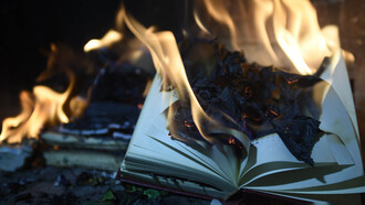 Lettere bruciate. Il fuoco infatti purifica tutto e mentre da un lato elimina ogni traccia di scrittura, le lettere bruciate si imprimono nell’anima dell’individuo e la loro cenere ne ricopre la conoscenza solo transitoriamente