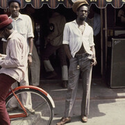 Beth Lesser, Singer Gregory Isaacs in front of his record shop, African Museum, on Chancery Lane, Kingston, Jamaica (detalle), 1984. Cortesía de MCA Chicago