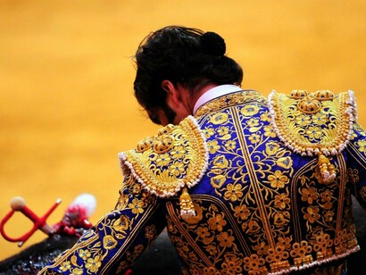 Un torero se prepara para la faena tras la barrera