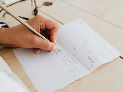 Los números adquieren significado en contextos específicos; contar objetos depende de las delimitaciones espaciales y de la intención de quien cuenta