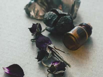 Veleno. Né odore né sapore, questo il grande vantaggio per chi decideva di farne uso, grazie a un passa parola tra le vie del centro o tra i banchi del pesce di Ballarò e del Capo, dove le donne si passavano le informazioni su come reperire la soluzione ai loro problemi