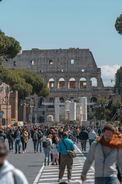 Cartolina della CEE: Stereotipi e Verità. Ogni nazione viene rappresentata con umorismo e sarcasmo. Roma, Italia