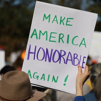 I manifestanti di "No Kings" espongono cartelli a Concord, Massachusetts, 18 ottobre 2025. Foto di Victor Grigas