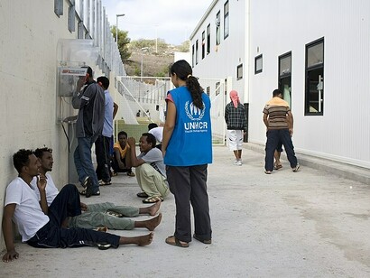 Muchos ya han pasado semanas, meses e incluso años en la carretera y, una vez en la costa, deben confiar el poco dinero que les queda a los sindicatos criminales locales que trafican con seres humanos y a embarcaciones más pequeñas y cada vez más peligrosas, Lampedusa, Italia 