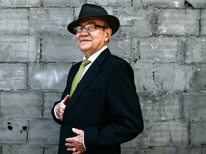 Anciano elegante de paseo