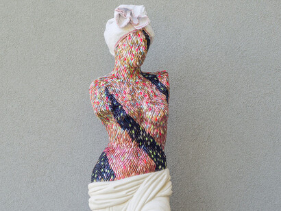 Venere, plastica, unghie finte, strofinaccio, dettaglio, 2015. Courtesy of Francesco Lillo
