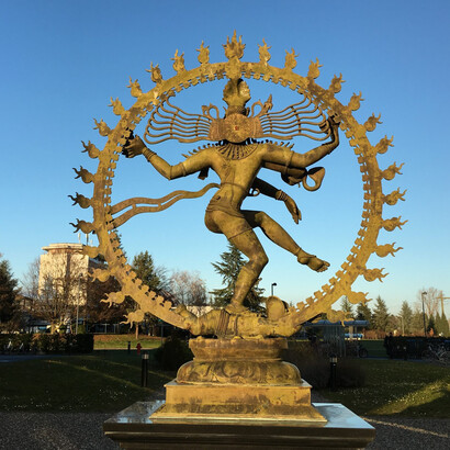 La statua di Śiva Nataraja presso il CERN di Ginevra dono fatto anni fa dal governo Indiano al Consiglio Europeo per la Ricerca Nucleare