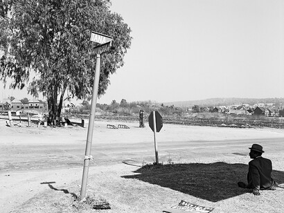 David Goldblatt, Domestic workers afternoon off, Sunninghill, Sandton, 23 July 1999. Silver gelatin photograph on fiber-based paper. Image: 86 x 110 cm. Frame: 94 x 118 cm. Courtesy the artist and Marian Goodman Gallery Paris