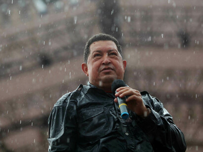 «Chávez bajo la lluvia»: el mitín de cierre de campaña de las elecciones de 2012 propició algunas de las fotos más icónicas del mandatario