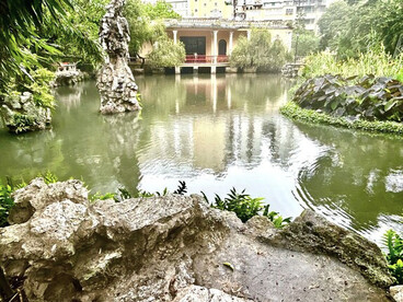 Lotus Pond in the center of the garden © Alma Reyes