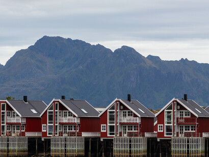 Está rodeado de pequeñas islas, terreno irregular, mar abierto y bahías protegidas. A pesar de su pequeño tamaño, este lugar es uno de los más visitados del país. Svolvær-Lofoten, Noruega