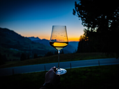 Apreciando el atardecer con una copa de vino