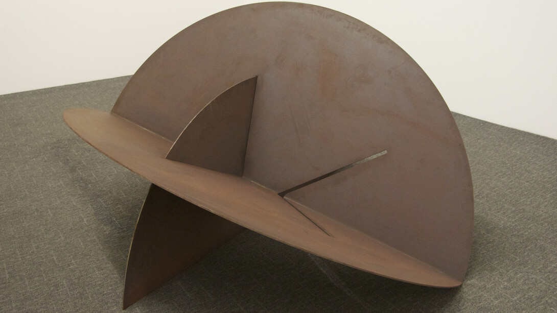 Dobras, 2015, Steel, 90 x 210 x 210 cm, photo Christiana Carvalho 
