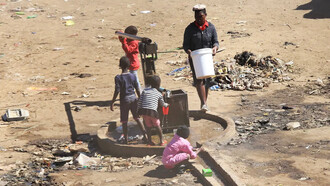Une famille confrontée à l'extrême pauvreté au Zimbabwe (Afrique)
