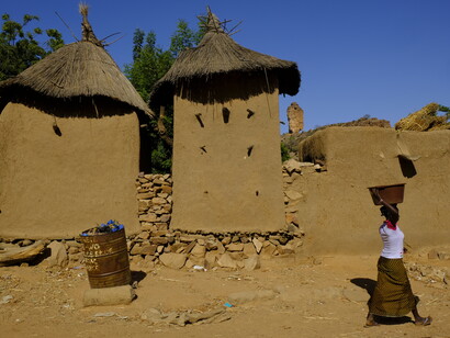 Mali. Granai e ragazza con cesto in testa, Pays Dogon