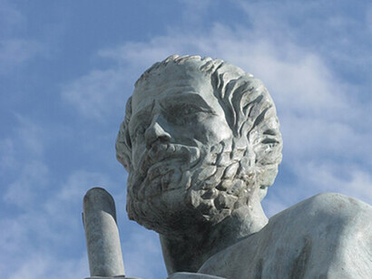 Primo piano della statua di Aristotele all'Università di Salonicco, Grecia