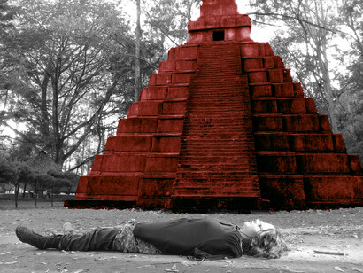 Performance «Flores de Xibalbá», obra de Illimani de los Andes